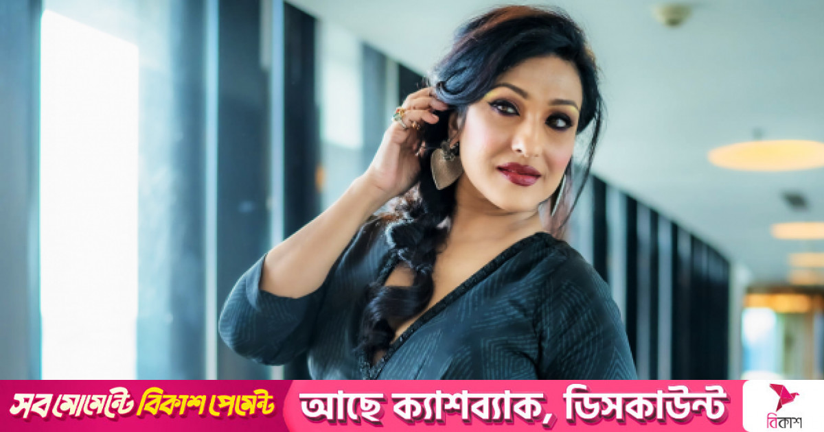 অভিনেত্রী থেকে এবার তিনি কবি