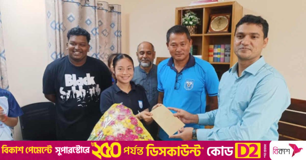 জাতীয় দলে ডাক পাওয়ায় ফুটবলার উমেহ্লাকে ফুলেল শুভেচ্ছা